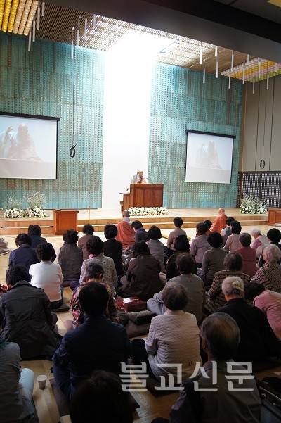 4월18일 서울 자곡동 탄허기념박물관 보광명전에서 열린 금강선원 만일수행결사회의 '현해스님 초청법회'